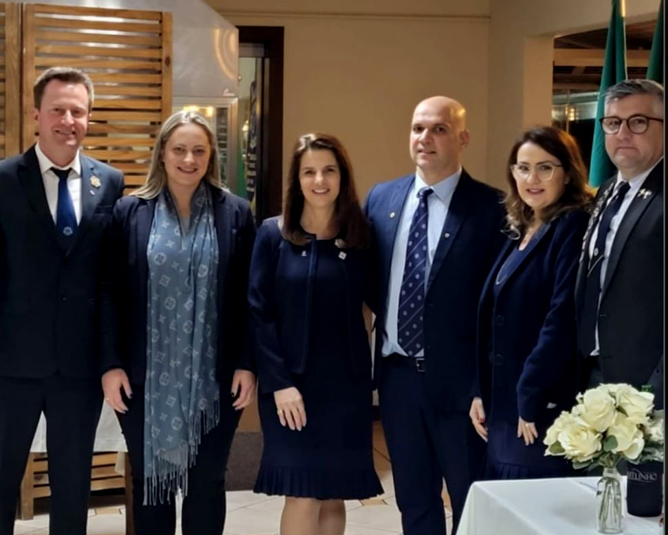 Lions Clube Braço do Norte, o presidente empossado foi Juliano Cargnin e sua esposa Fabiana